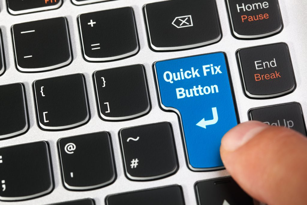Hand drückt auf Quick Fix Taste
